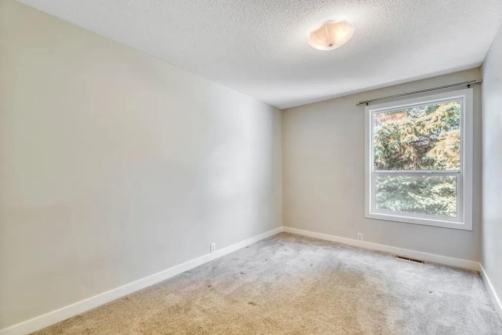 630 Sabrina Road SW Calgary AB T2W 2N7