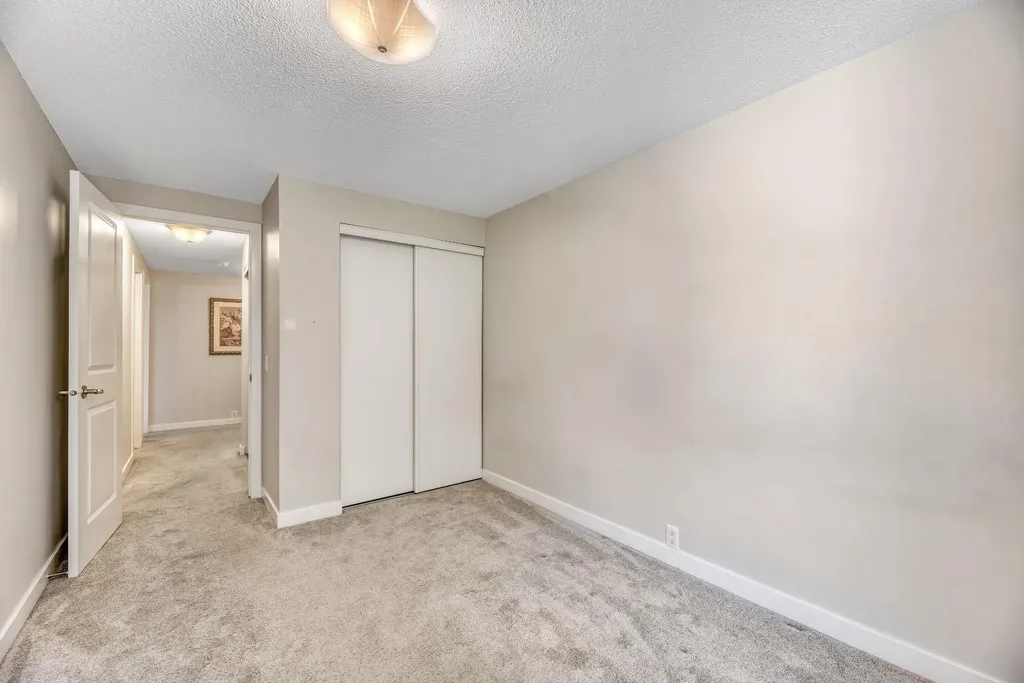 630 Sabrina Road SW Calgary AB T2W 2N7