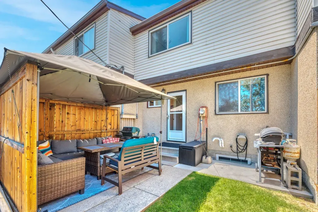 630 Sabrina Road SW Calgary AB T2W 2N7