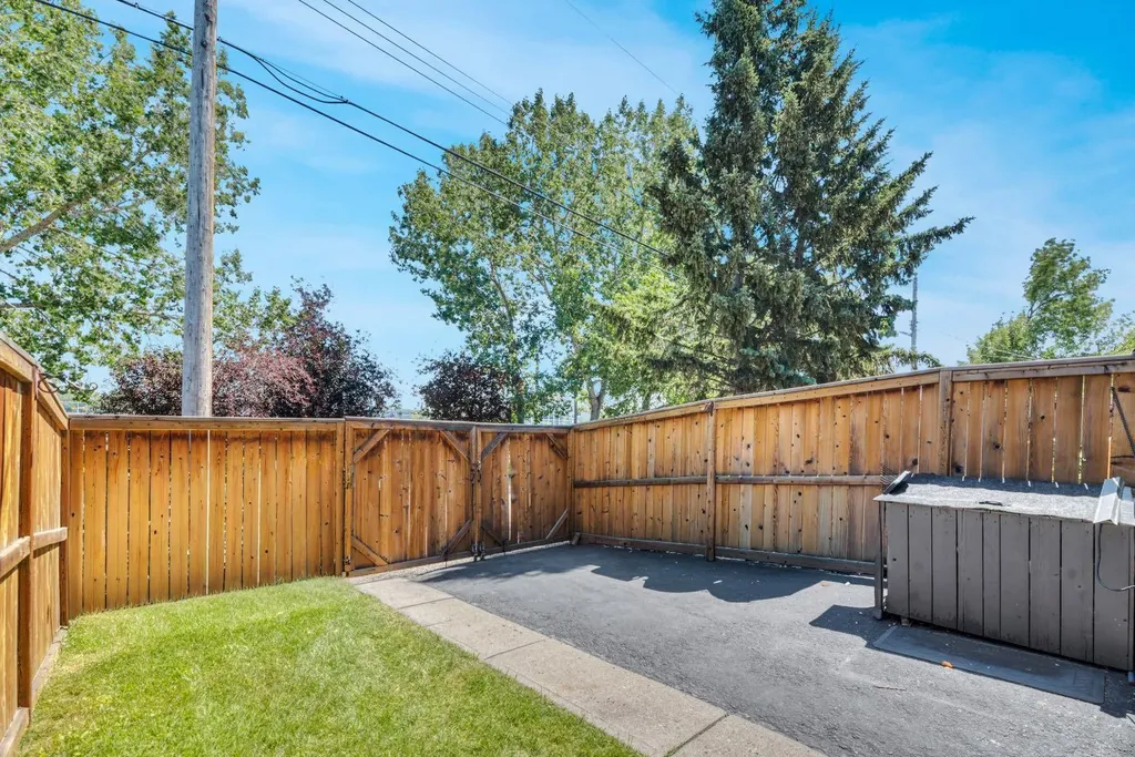630 Sabrina Road SW Calgary AB T2W 2N7