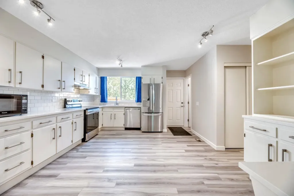 630 Sabrina Road SW Calgary AB T2W 2N7