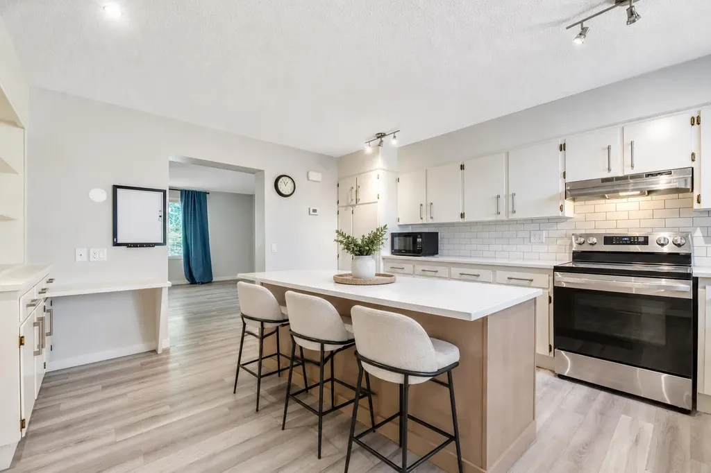 630 Sabrina Road SW Calgary AB T2W 2N7