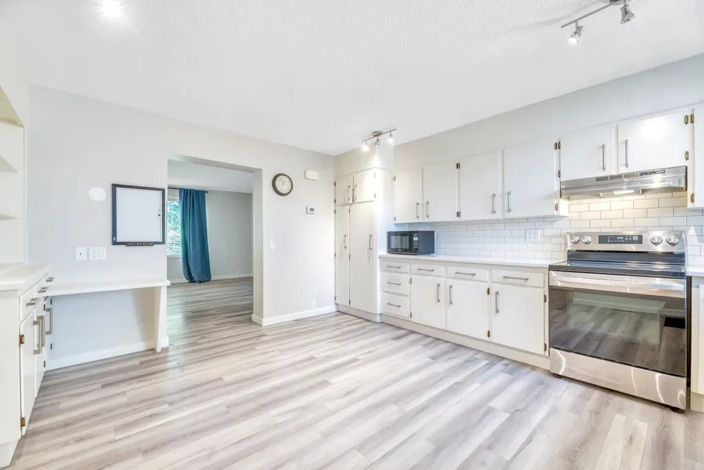 630 Sabrina Road SW Calgary AB T2W 2N7