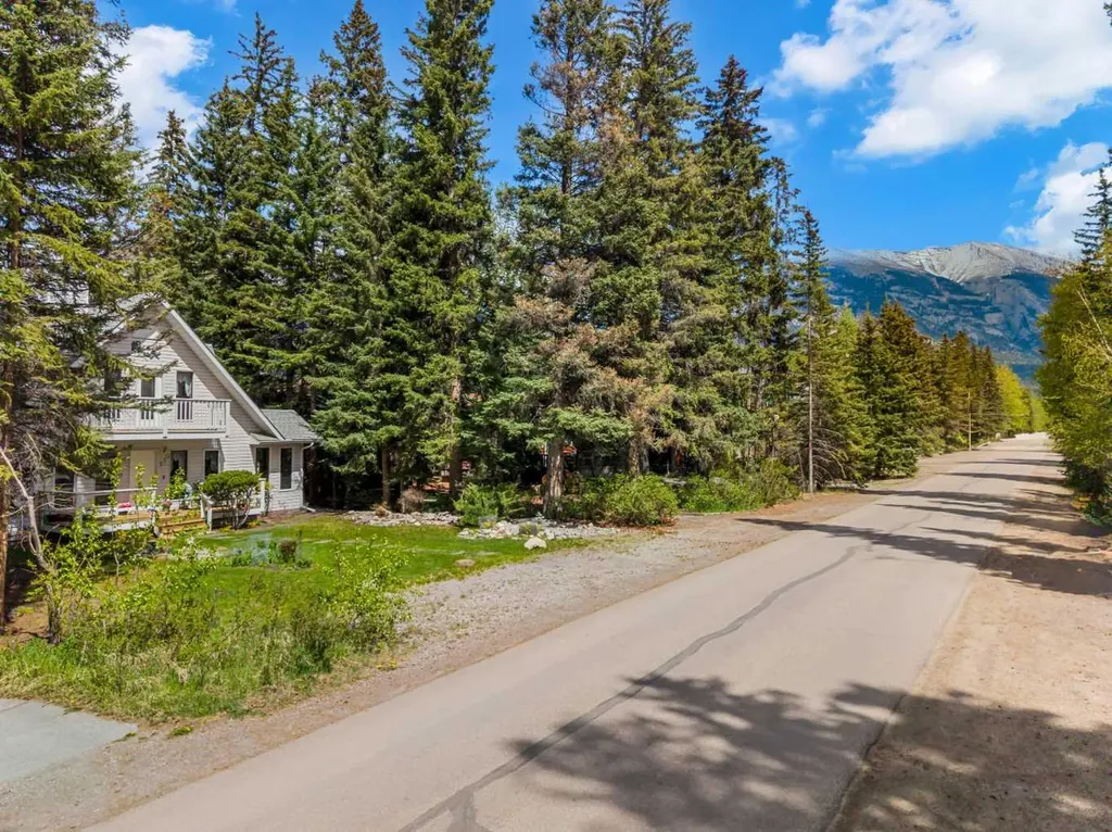 730 2nd Street Canmore AB T1W 2K7