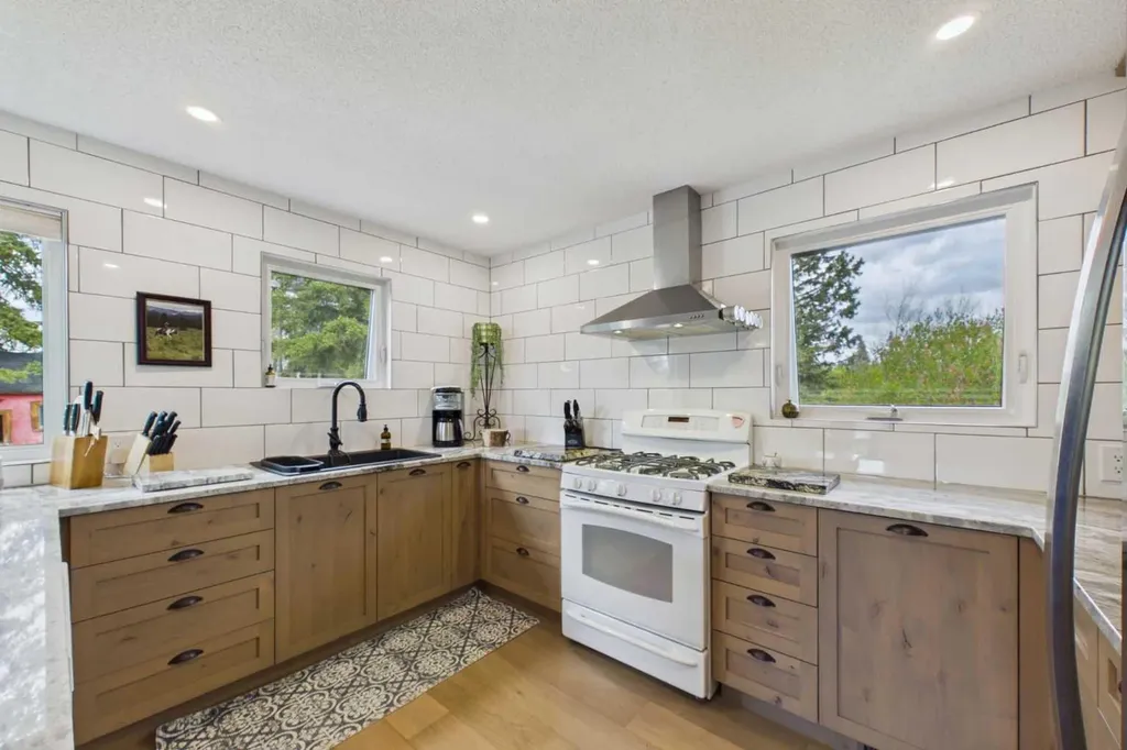 2168 587 Highway Bowden AB T0M 0K0