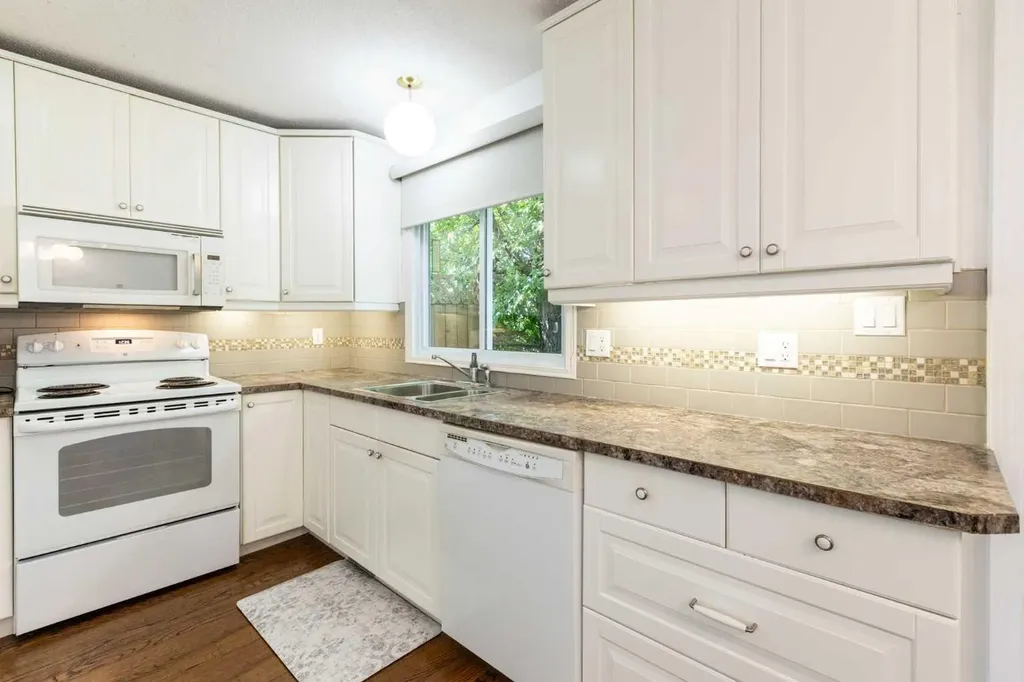4003 53 Avenue Innisfail AB T4G 1G4