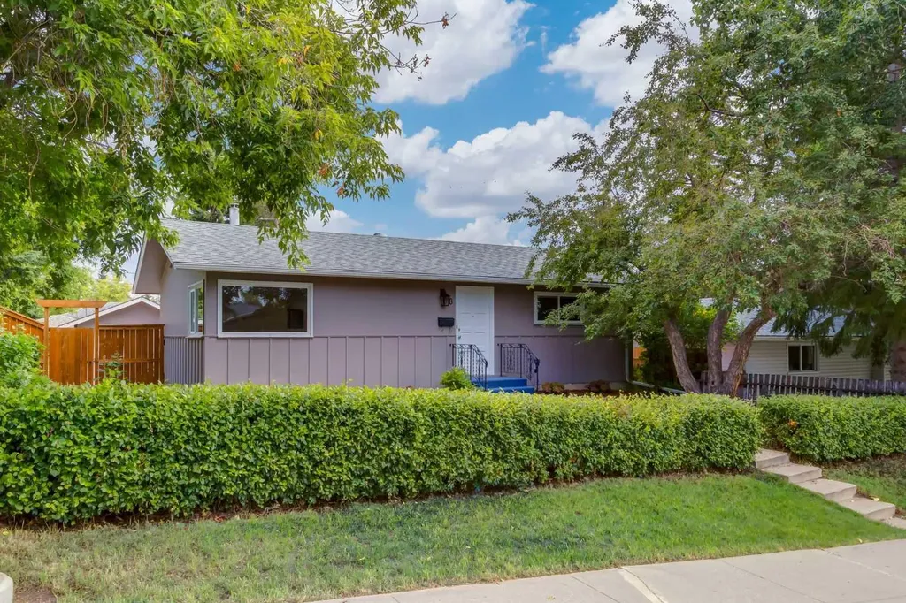 8 Hazelwood Crescent SW Calgary AB T2M 2B2