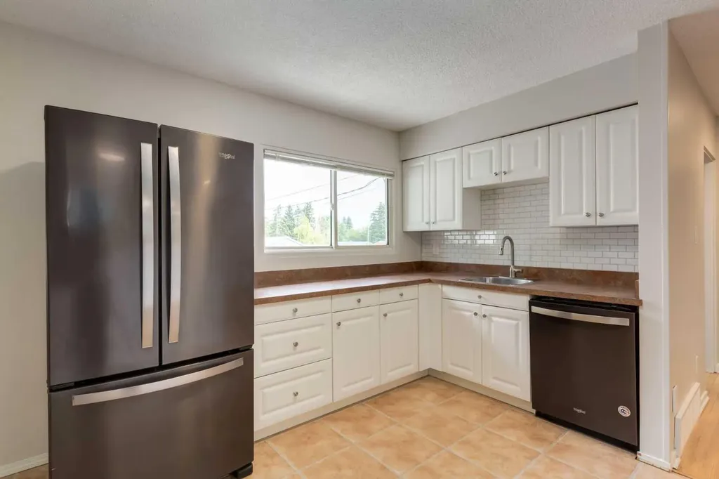 8 Hazelwood Crescent SW Calgary AB T2M 2B2