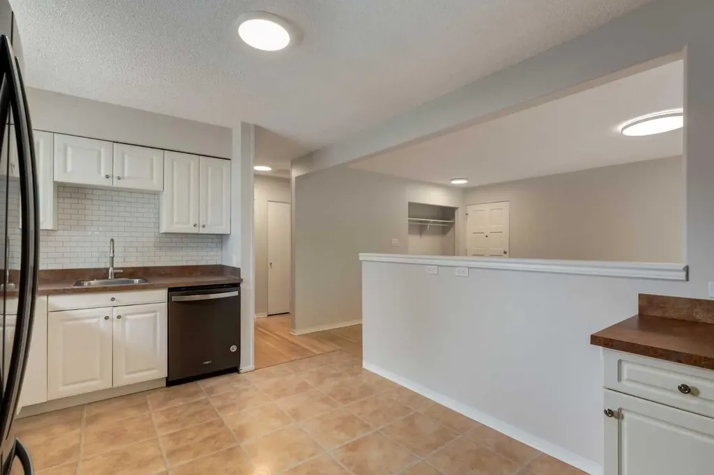 8 Hazelwood Crescent SW Calgary AB T2M 2B2