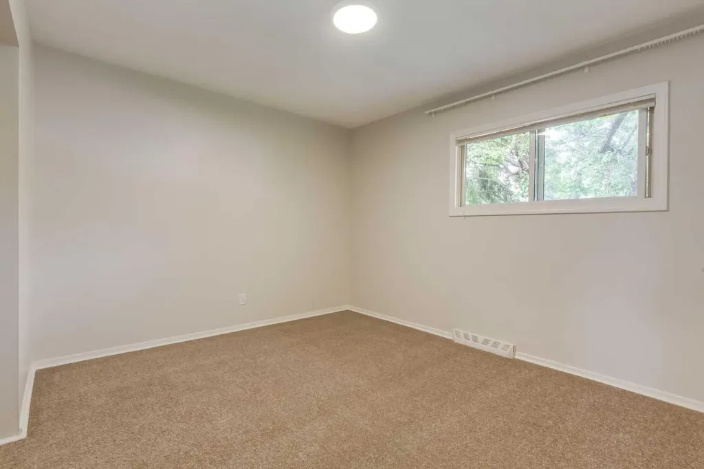 8 Hazelwood Crescent SW Calgary AB T2M 2B2