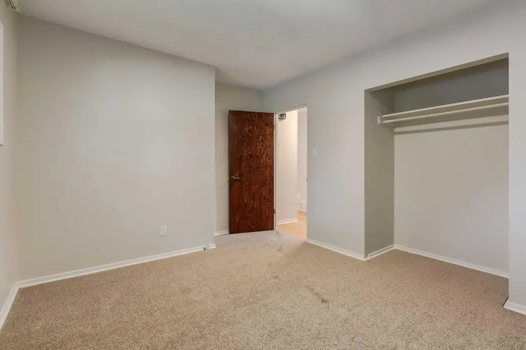 8 Hazelwood Crescent SW Calgary AB T2M 2B2