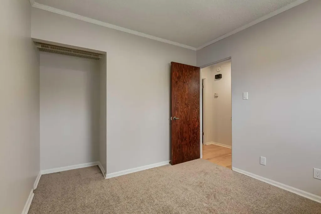 8 Hazelwood Crescent SW Calgary AB T2M 2B2