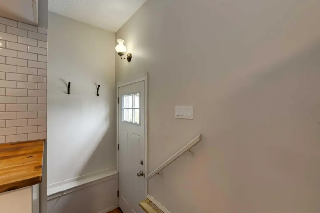 8 Hazelwood Crescent SW Calgary AB T2M 2B2
