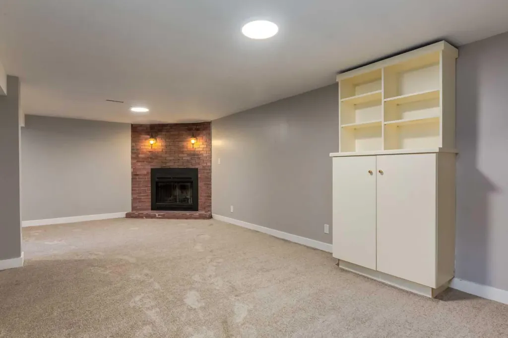 8 Hazelwood Crescent SW Calgary AB T2M 2B2