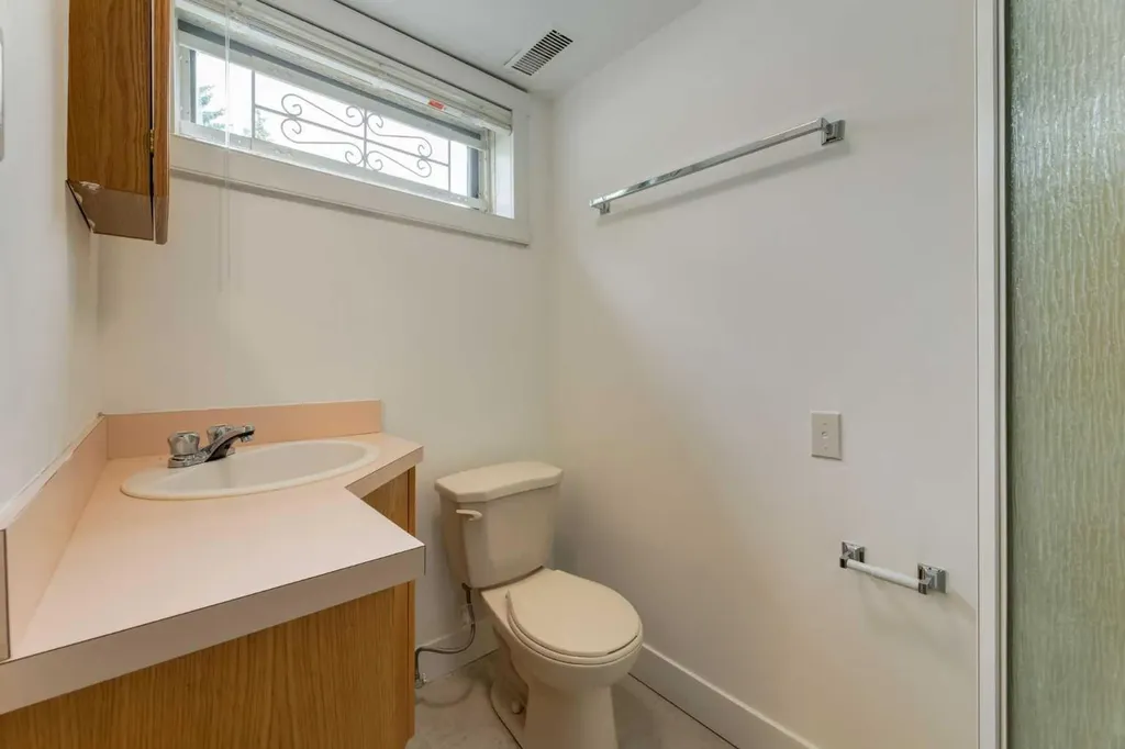 8 Hazelwood Crescent SW Calgary AB T2M 2B2