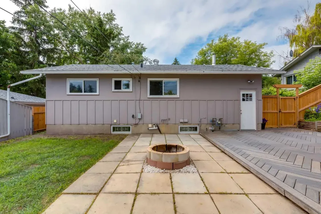 8 Hazelwood Crescent SW Calgary AB T2M 2B2