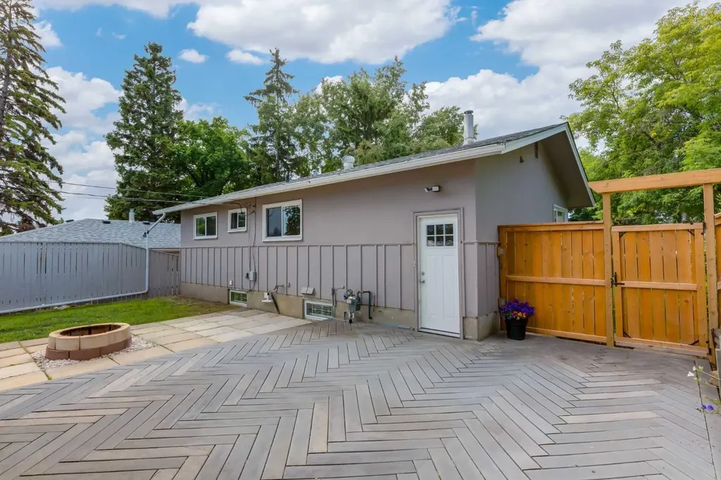 8 Hazelwood Crescent SW Calgary AB T2M 2B2