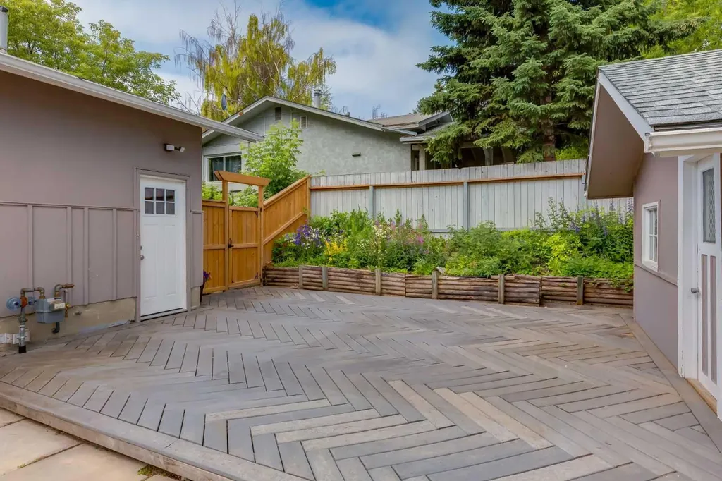 8 Hazelwood Crescent SW Calgary AB T2M 2B2