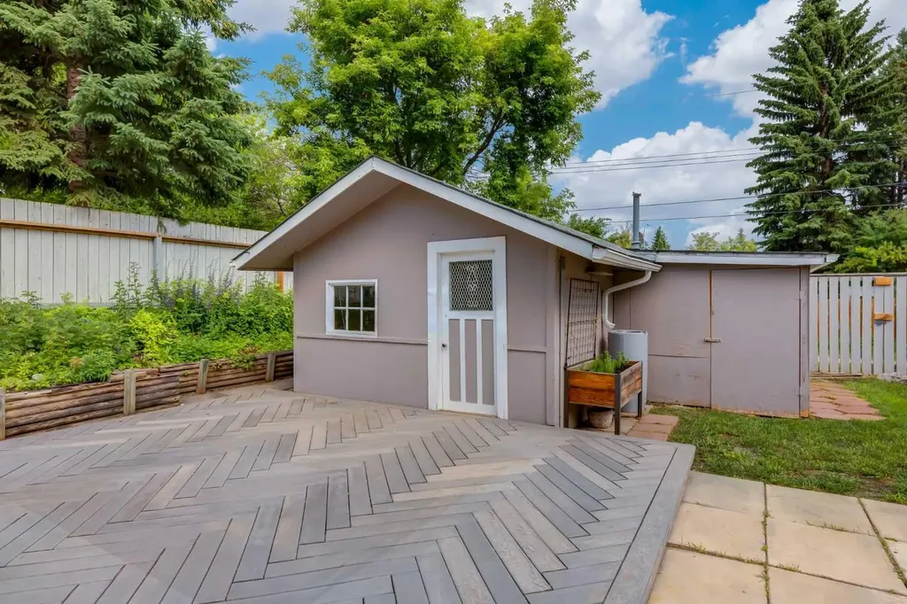 8 Hazelwood Crescent SW Calgary AB T2M 2B2