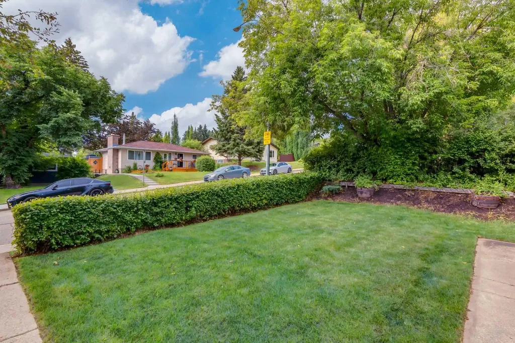 8 Hazelwood Crescent SW Calgary AB T2M 2B2