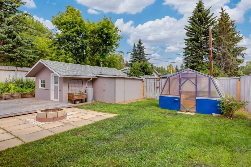 8 Hazelwood Crescent SW Calgary AB T2M 2B2