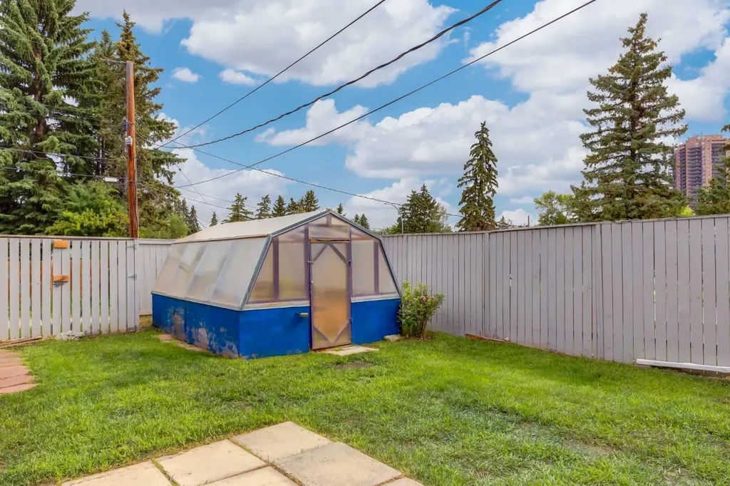 8 Hazelwood Crescent SW Calgary AB T2M 2B2