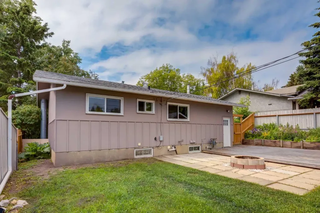 8 Hazelwood Crescent SW Calgary AB T2M 2B2