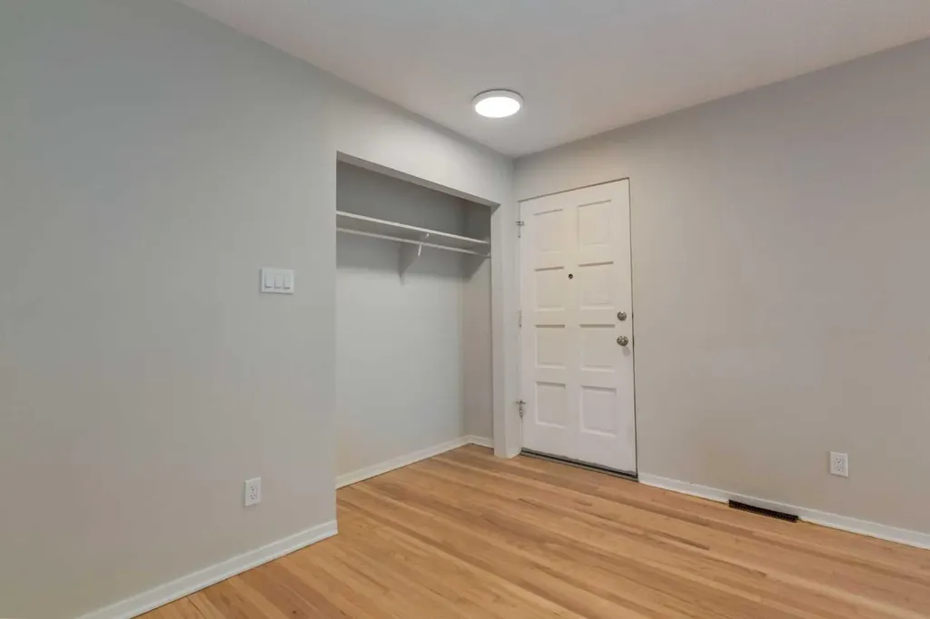 8 Hazelwood Crescent SW Calgary AB T2M 2B2