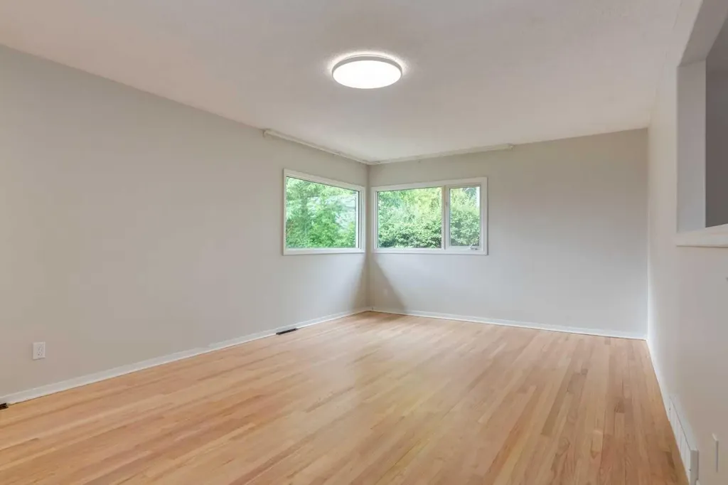 8 Hazelwood Crescent SW Calgary AB T2M 2B2