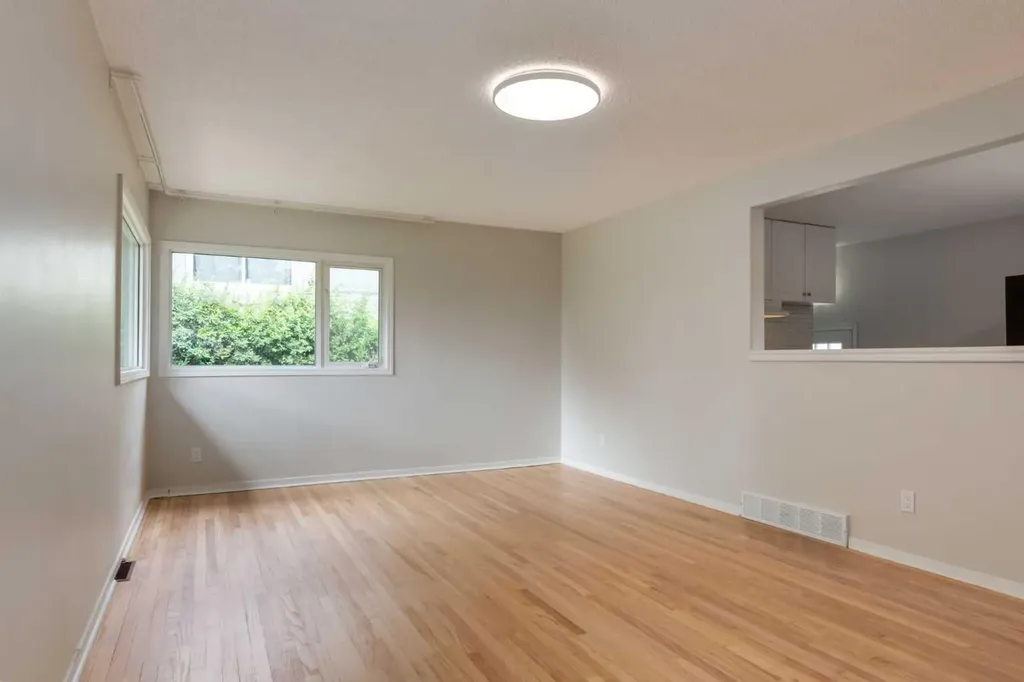 8 Hazelwood Crescent SW Calgary AB T2M 2B2
