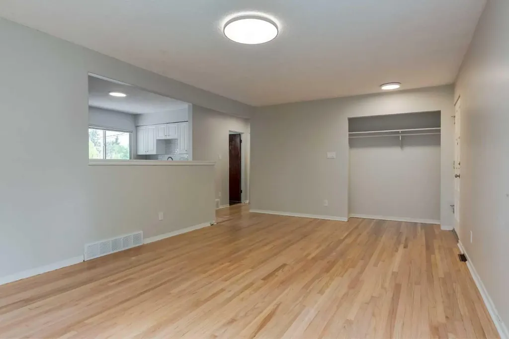 8 Hazelwood Crescent SW Calgary AB T2M 2B2