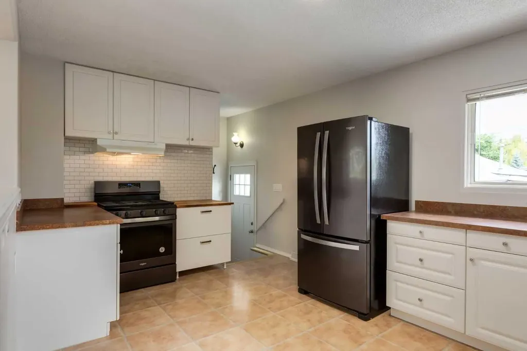 8 Hazelwood Crescent SW Calgary AB T2M 2B2