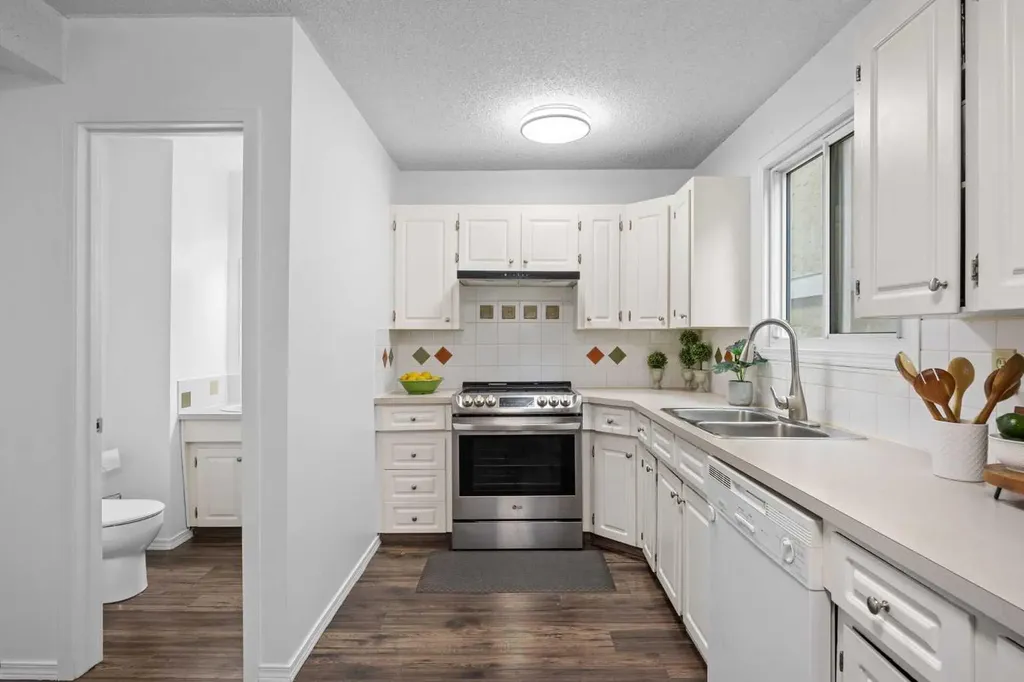 111 Huntington Park Green NW Calgary AB T2K5H4