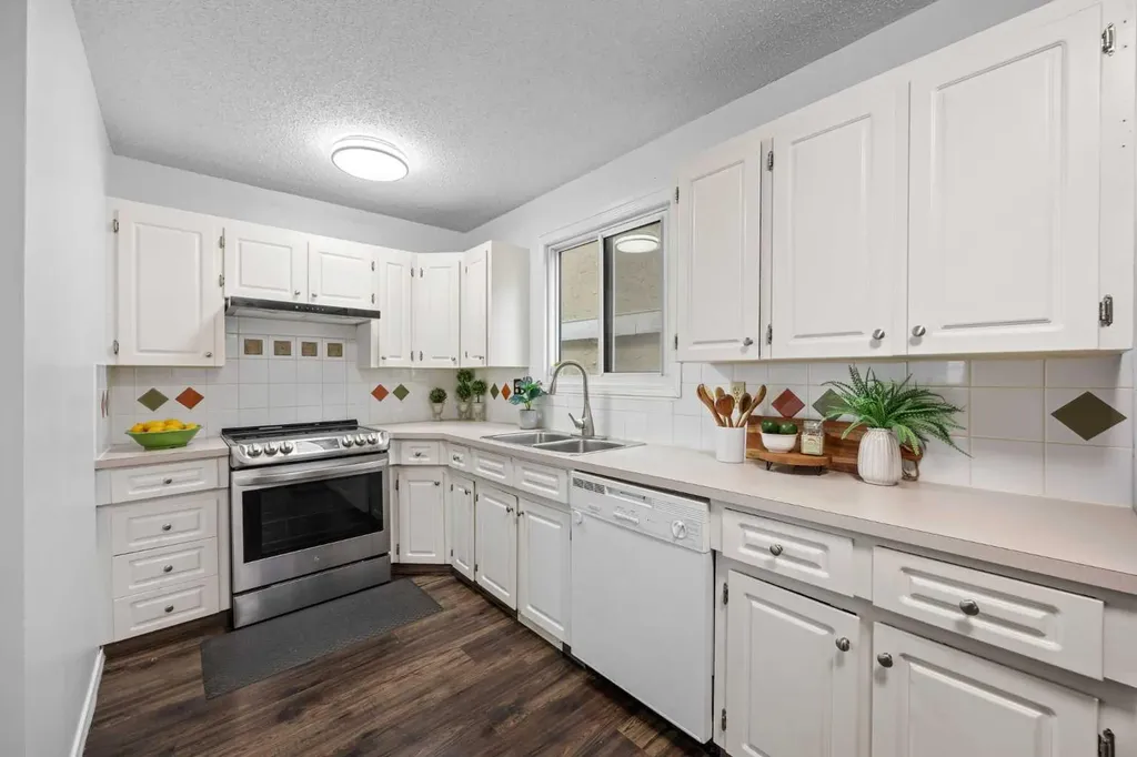 111 Huntington Park Green NW Calgary AB T2K5H4