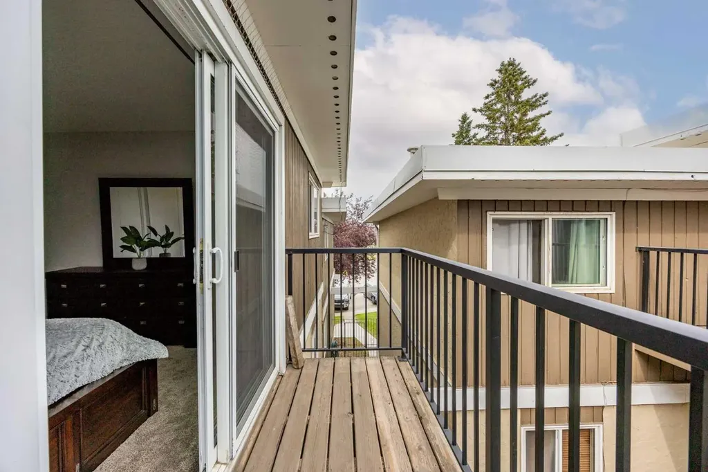 111 Huntington Park Green NW Calgary AB T2K5H4