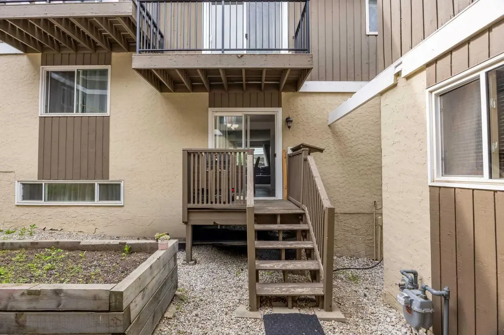 111 Huntington Park Green NW Calgary AB T2K5H4