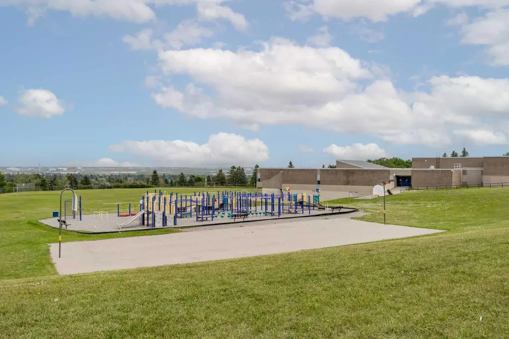 111 Huntington Park Green NW Calgary AB T2K5H4