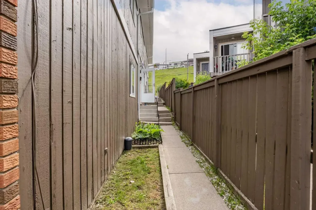111 Huntington Park Green NW Calgary AB T2K5H4