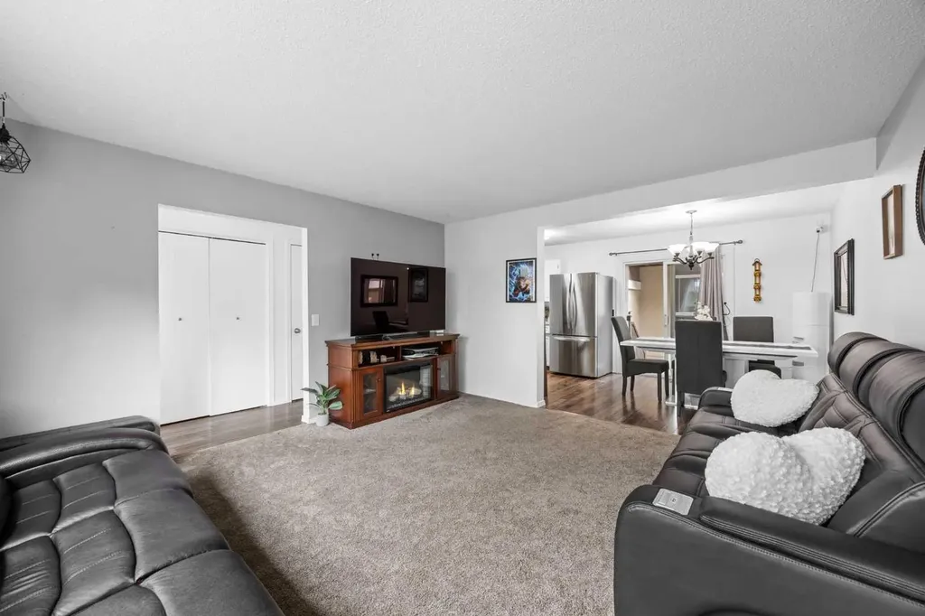 111 Huntington Park Green NW Calgary AB T2K5H4