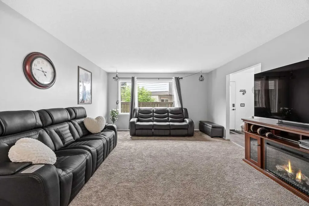 111 Huntington Park Green NW Calgary AB T2K5H4