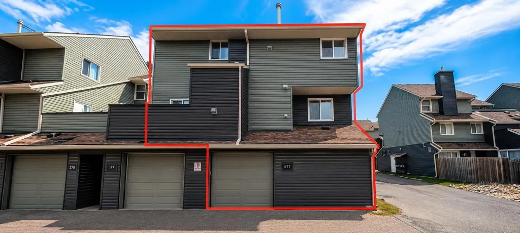 86 Glamis Green SW Calgary AB T3E 6V1
