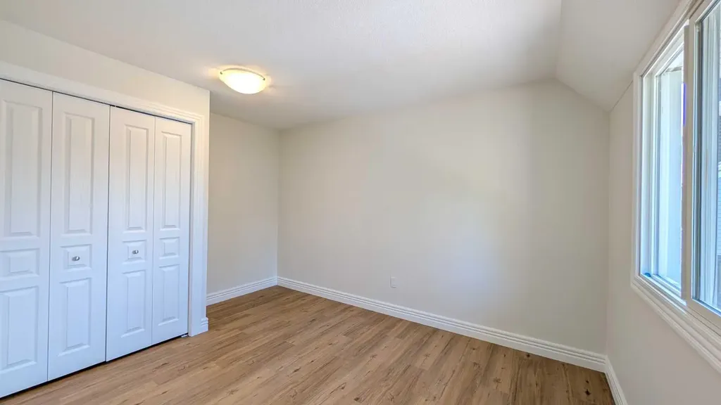 86 Glamis Green SW Calgary AB T3E 6V1