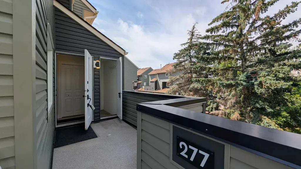 86 Glamis Green SW Calgary AB T3E 6V1