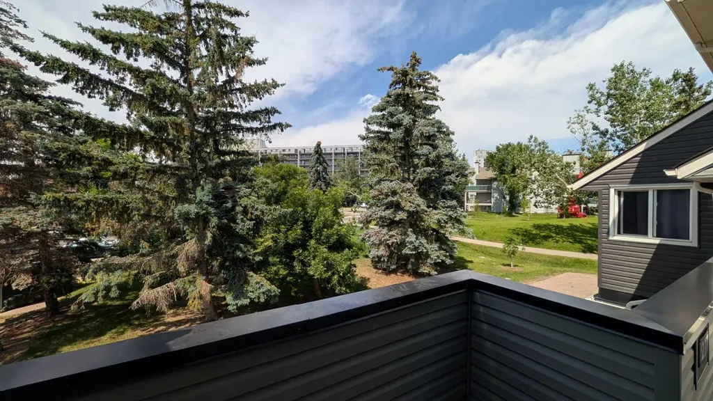 86 Glamis Green SW Calgary AB T3E 6V1