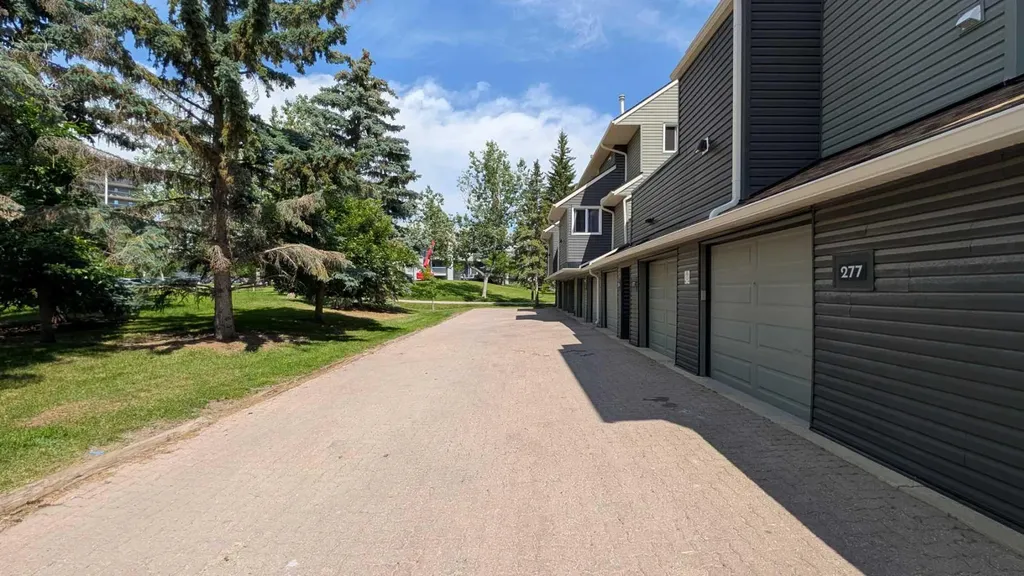 86 Glamis Green SW Calgary AB T3E 6V1