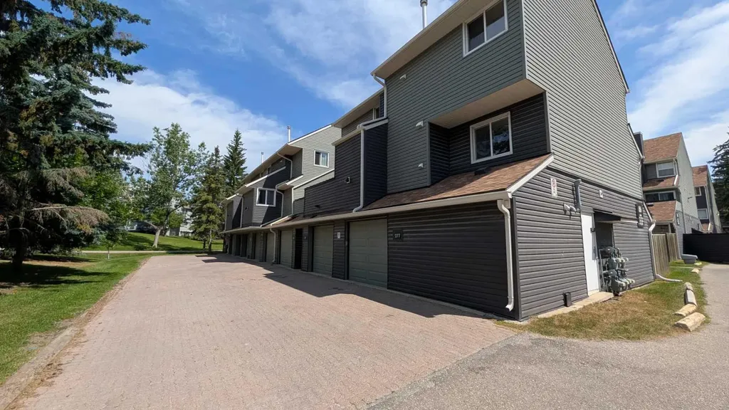 86 Glamis Green SW Calgary AB T3E 6V1
