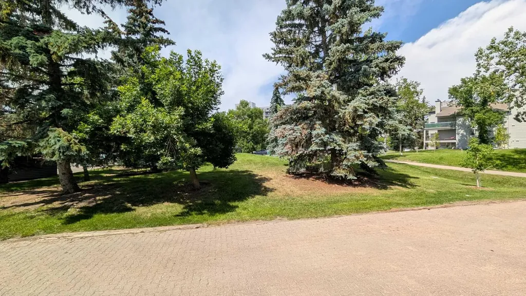 86 Glamis Green SW Calgary AB T3E 6V1