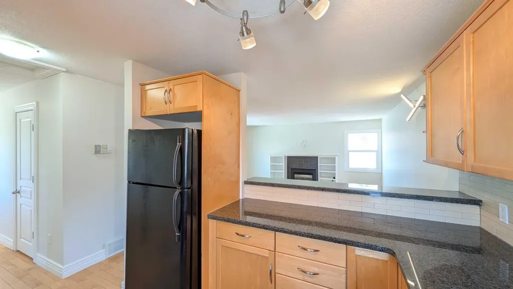86 Glamis Green SW Calgary AB T3E 6V1