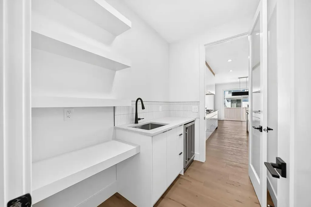 107 West Grove Gate SW Calgary AB T3H1Z4