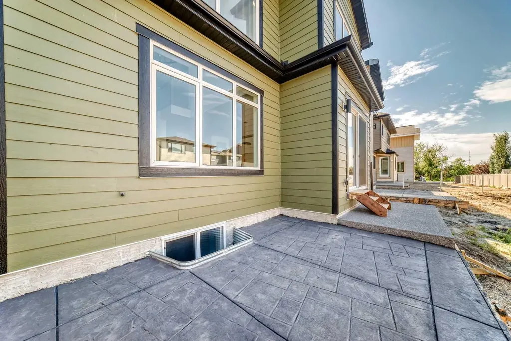 107 West Grove Gate SW Calgary AB T3H1Z4